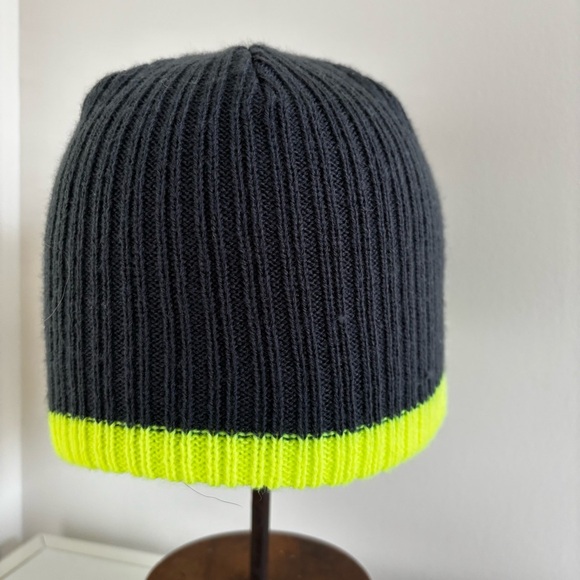 Nike youth kids boys black yellow stripe winter ribbon knit beanie cap - Picture 3 of 5